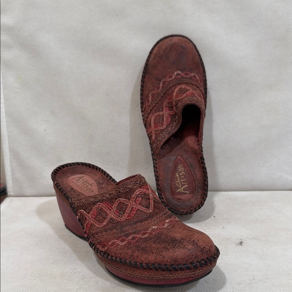 NEW - CLARKS LEATHER MULES CLOGS WITH 2-1/2” HEEL (sz 6) - Picture 1 of 8
